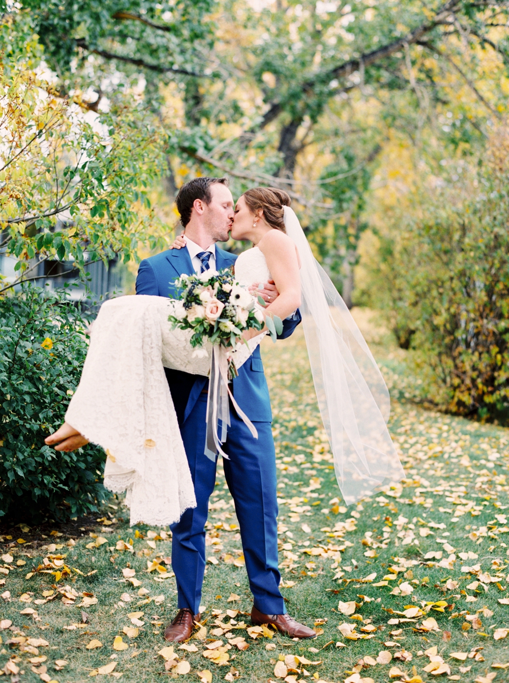 Calgary wedding photographers | scottish wedding | the lake house calgary wedding | fine art film photographers | fall september wedding