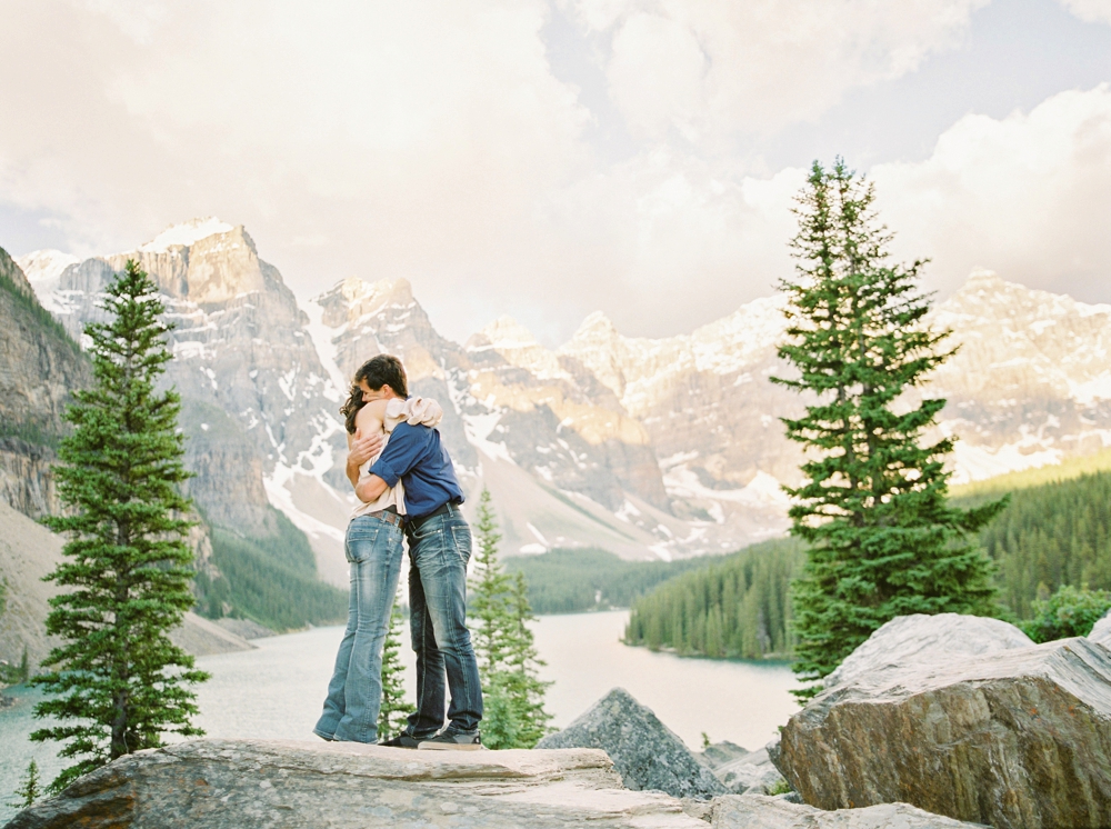 sunrise couples photo session at morraine Lake, Lake Louise in Banff National Park Canada | Justine Milton fine at film photographers