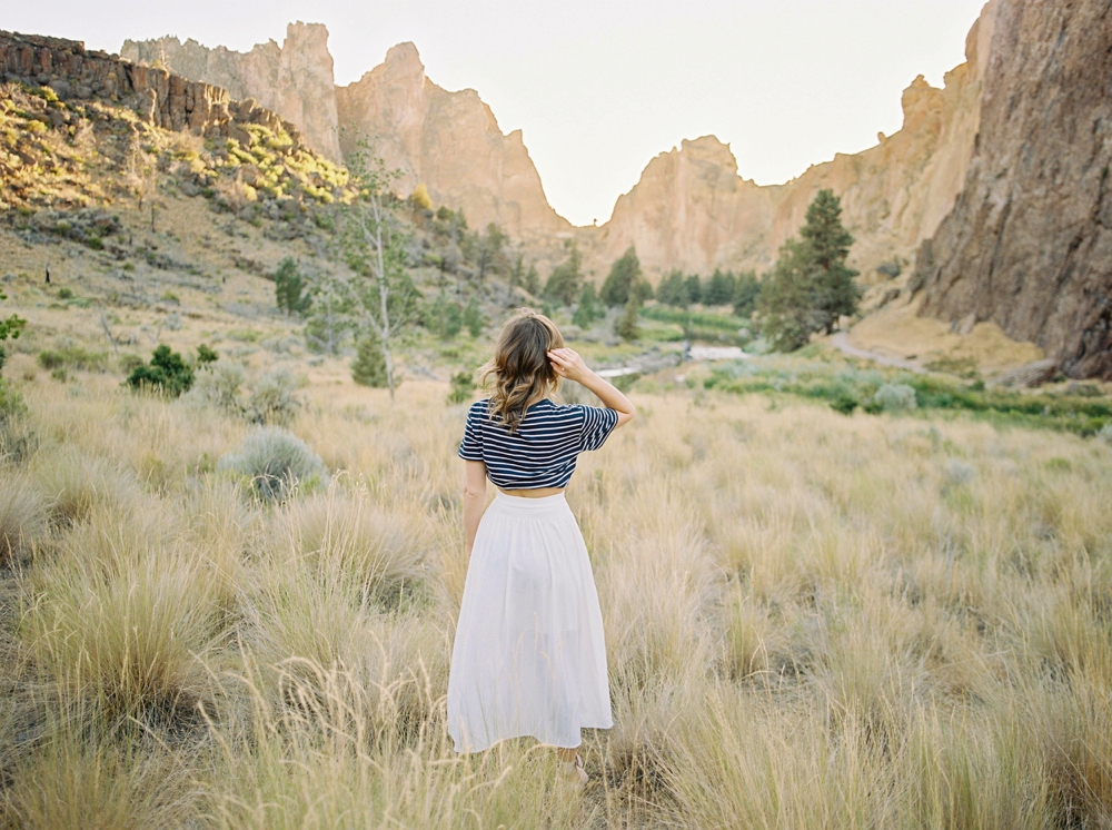 Oregon wedding photographers | bend south oregon smith rock state park | canadian fashion travel blogger | white flowy skirt outfits for fall