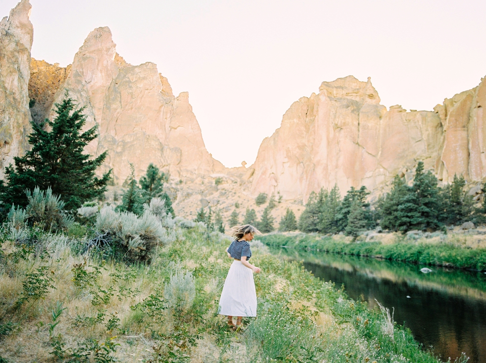 Oregon wedding photographers | bend south oregon smith rock state park | canadian fashion travel blogger | white flowy skirt outfits for fall