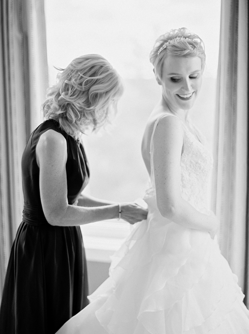 Calgary wedding photographers | The lake house wedding | bride getting ready | Justine Milton Photography