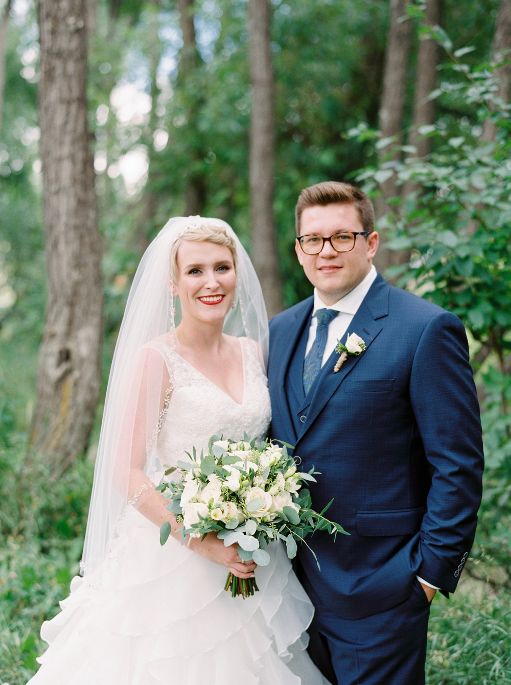 Calgary wedding photographers | The lake house wedding | Bride and groom photos | Justine Milton Photography