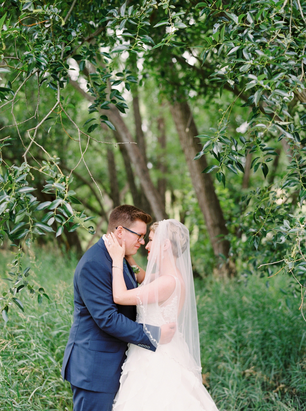 Calgary wedding photographers | The lake house wedding | Bride and groom photos | Justine Milton Photography