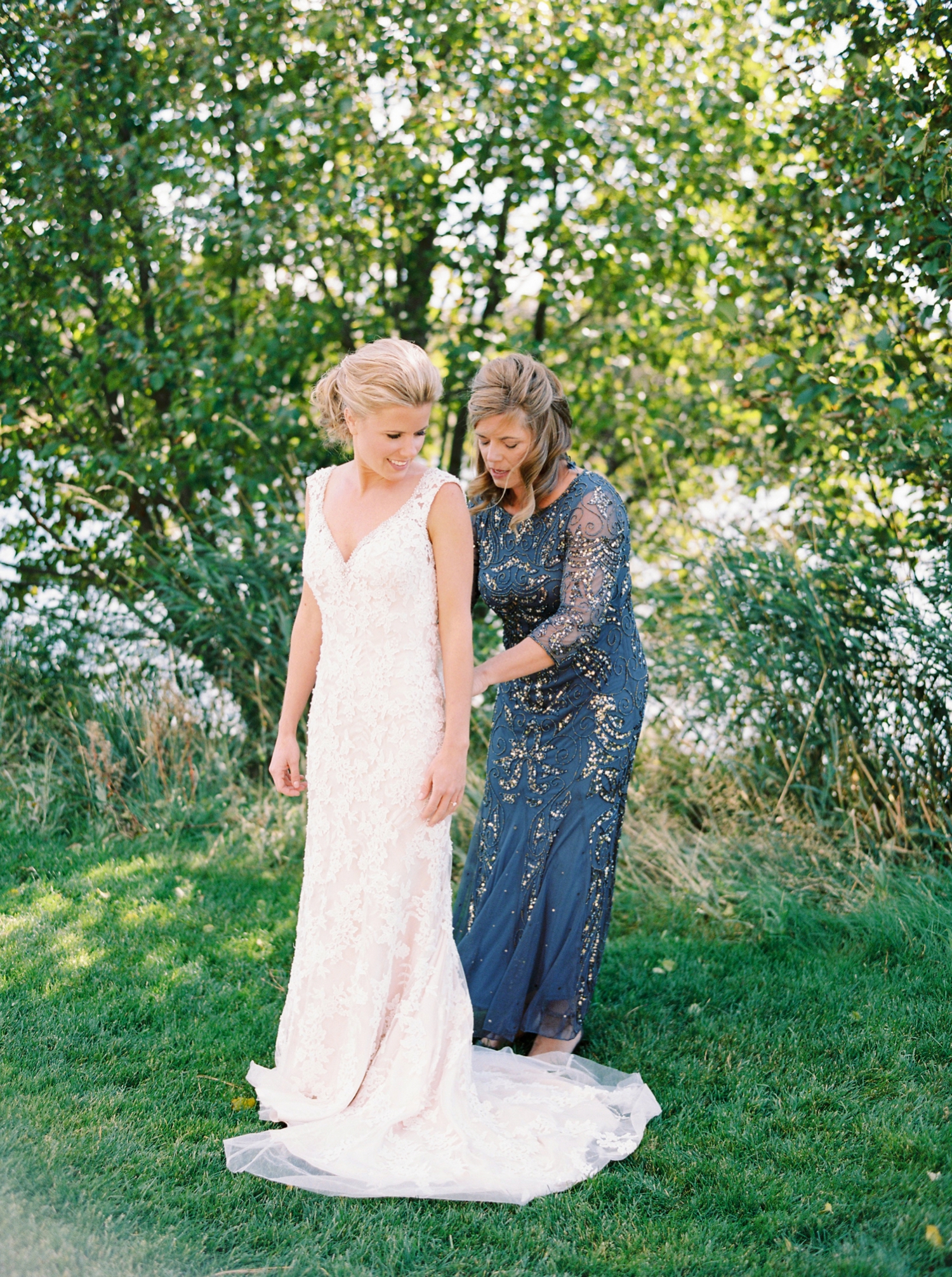 Calgary wedding photographers | oregon wedding photographers | fine art film | Justine Milton Photography | oregon wedding | wedding dress | bride portraits 
