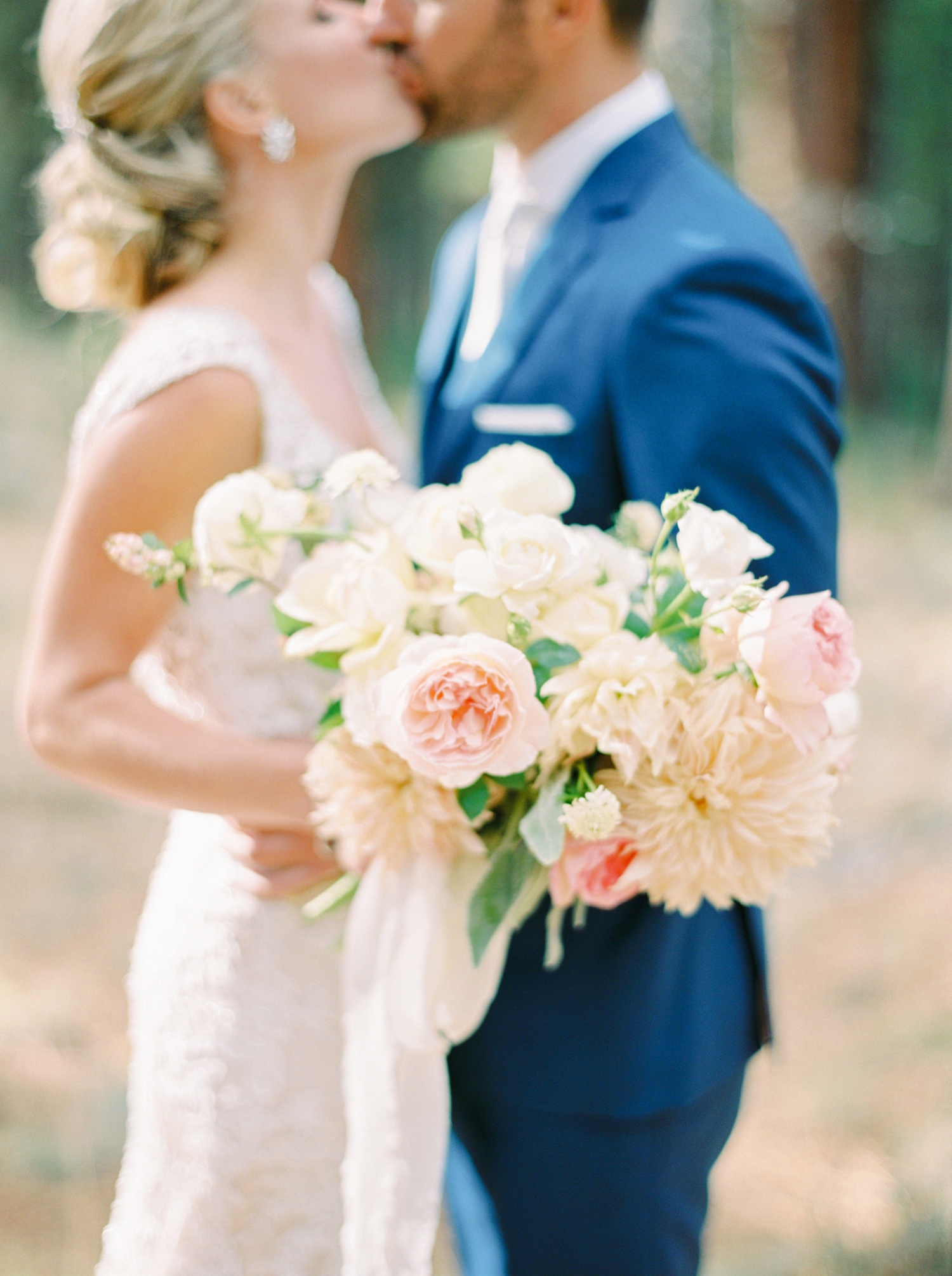 Calgary wedding photographers | oregon wedding photographers | fine art film | Justine Milton Photography | oregon wedding | bride and groom portraits | pastel bouquet