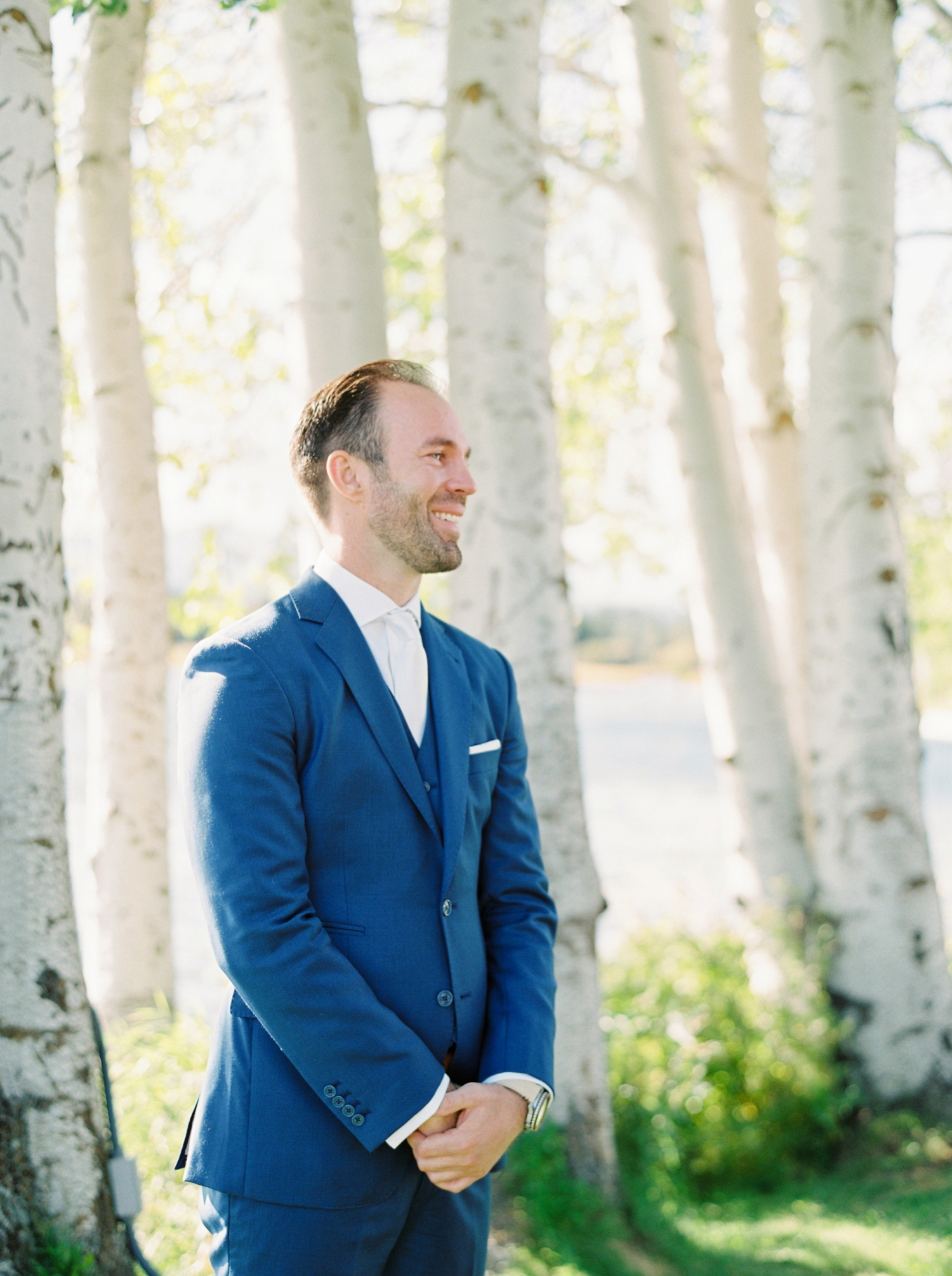 Calgary wedding photographers | oregon wedding photographers | fine art film | Justine Milton Photography | oregon wedding | wedding ceremony | grooms reaction 