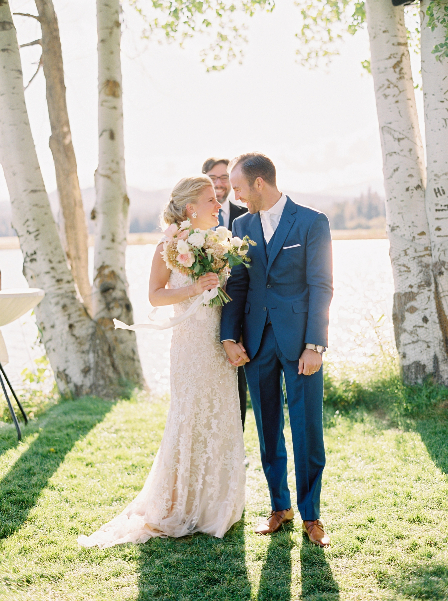 Calgary wedding photographers | oregon wedding photographers | fine art film | Justine Milton Photography | oregon wedding | wedding ceremony | bride and groom | kiss the bride