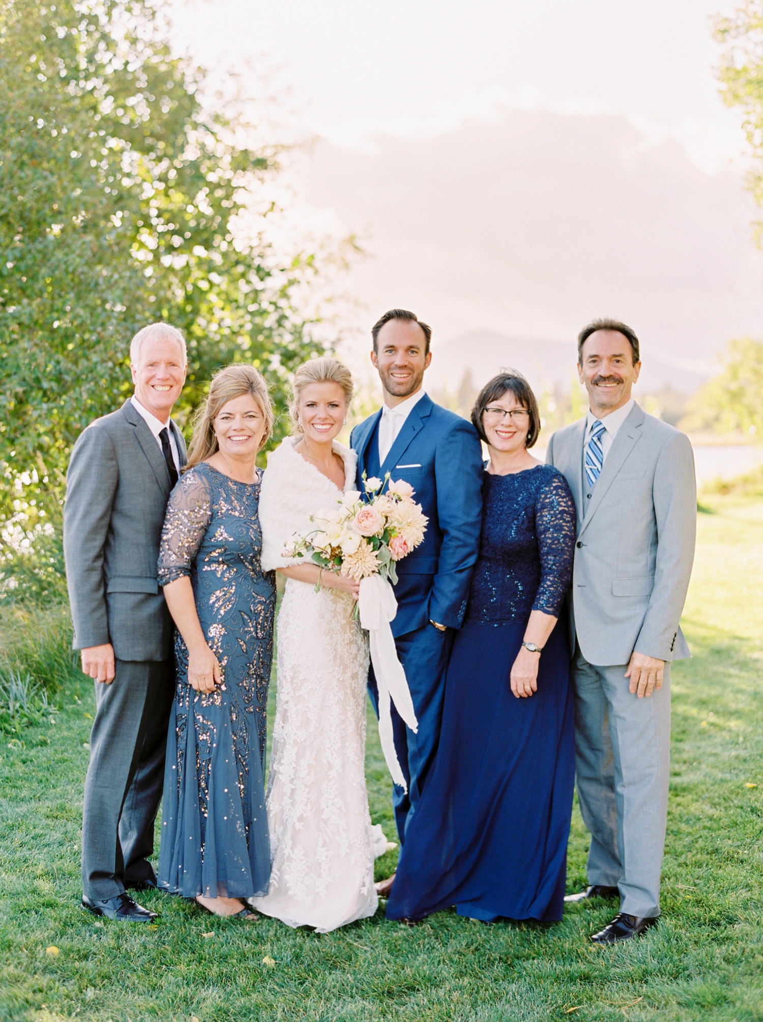 Calgary wedding photographers | oregon wedding photographers | fine art film | Justine Milton Photography | oregon wedding |  bride and groom portraits | pastel bouquet