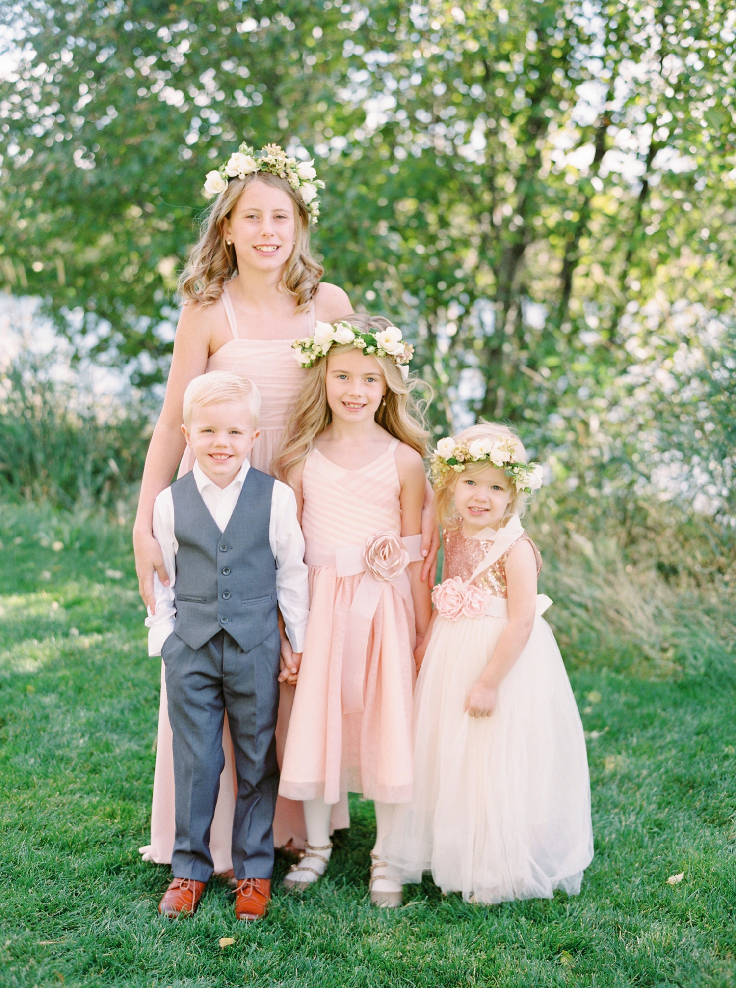 Calgary wedding photographers | oregon wedding photographers | fine art film | Justine Milton Photography | oregon wedding |  bride and groom portraits | pastel bouquet