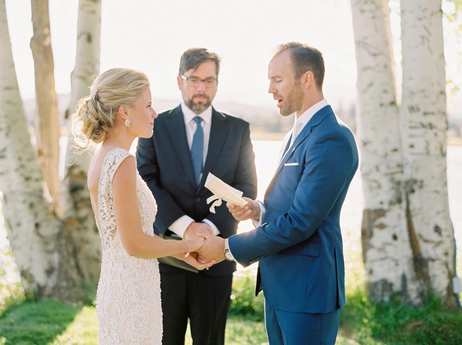 Calgary wedding photographers | oregon wedding photographers | fine art film | Justine Milton Photography | oregon wedding | wedding ceremony | bride and groom | wedding vows