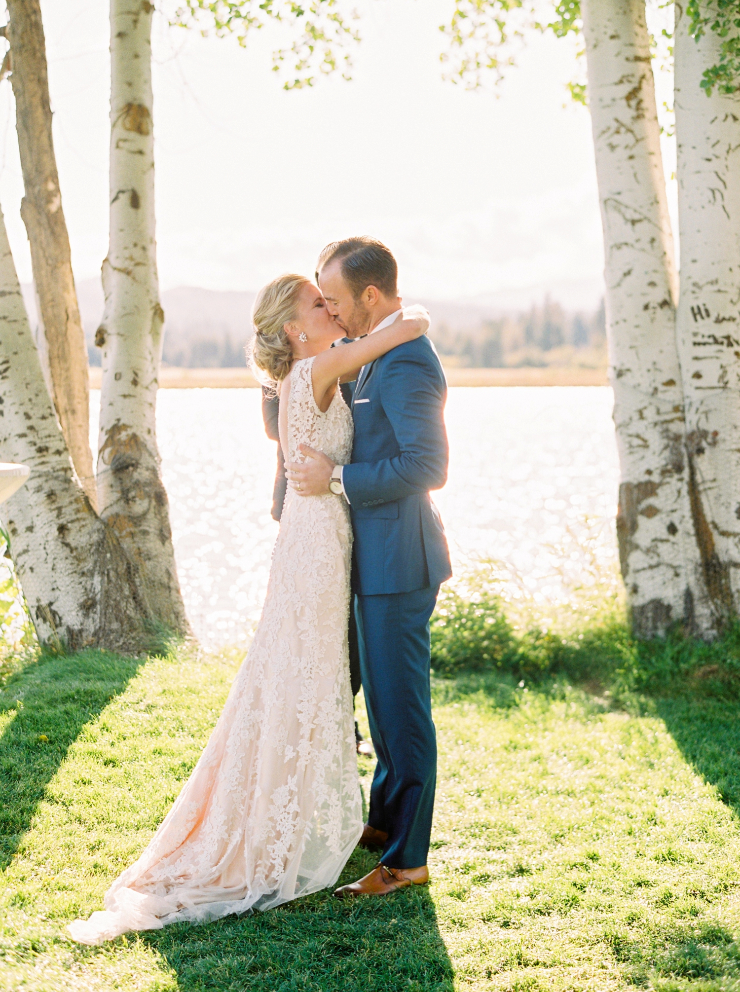 Calgary wedding photographers | oregon wedding photographers | fine art film | Justine Milton Photography | oregon wedding | wedding ceremony | bride and groom | wedding vows | kiss the bride