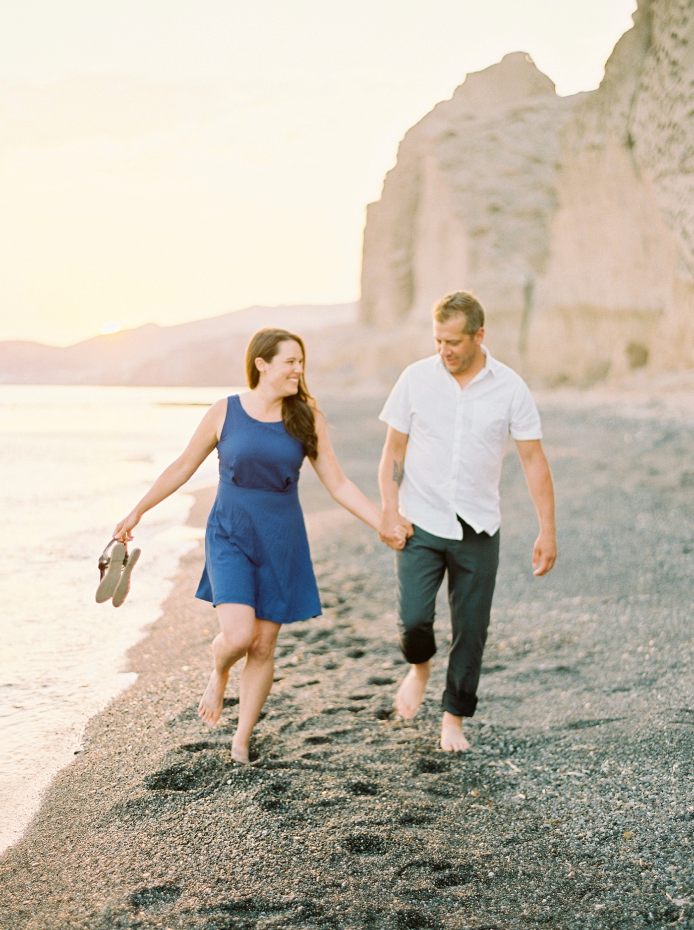 Santorini wedding photographer | beach couples session | engagement pre wedding session in santorini | justine milton fine art film photography 