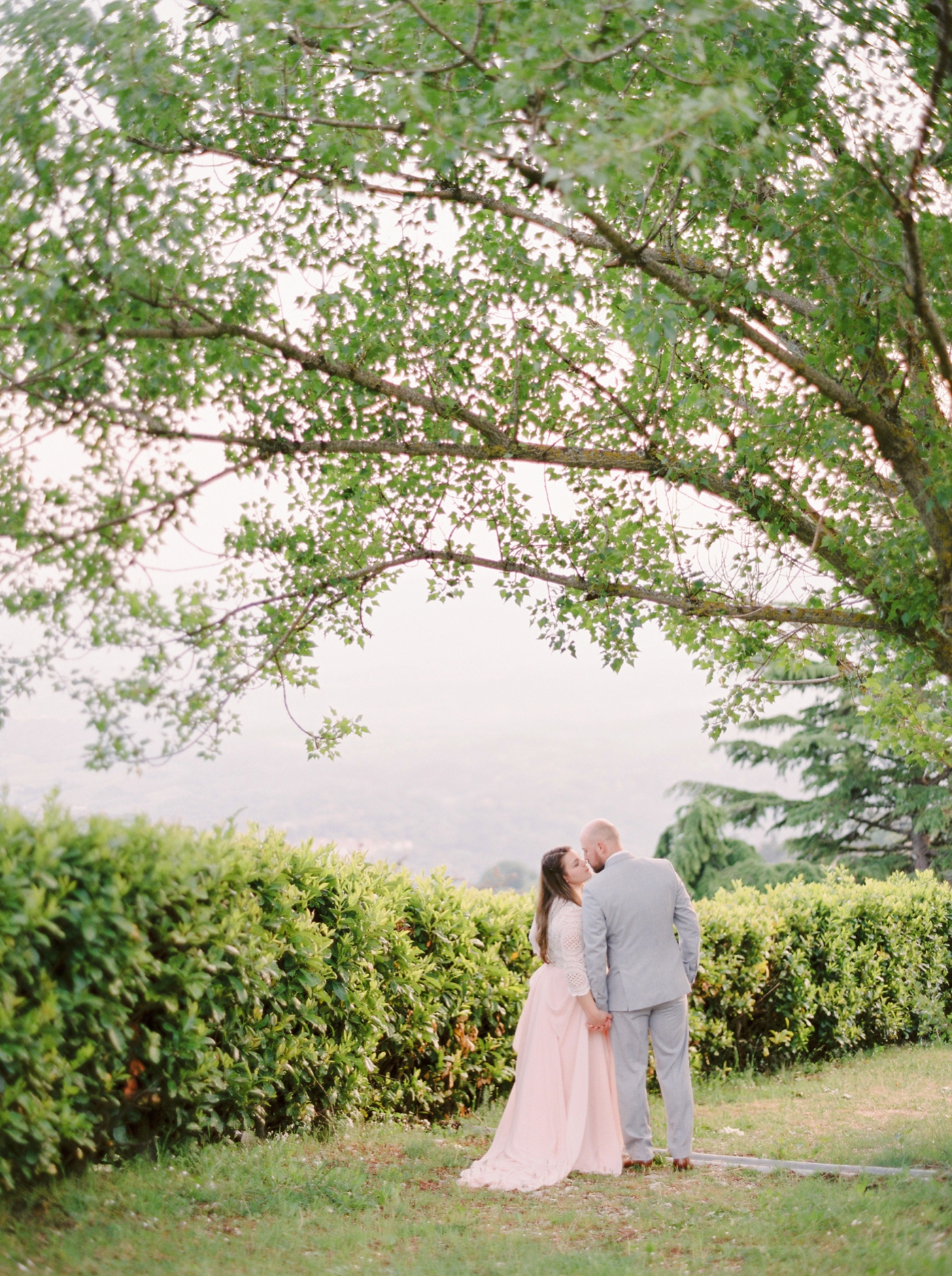 tuscany wedding photographers | bride and groom in a tuscan countryside | justine milton fine art film photographer