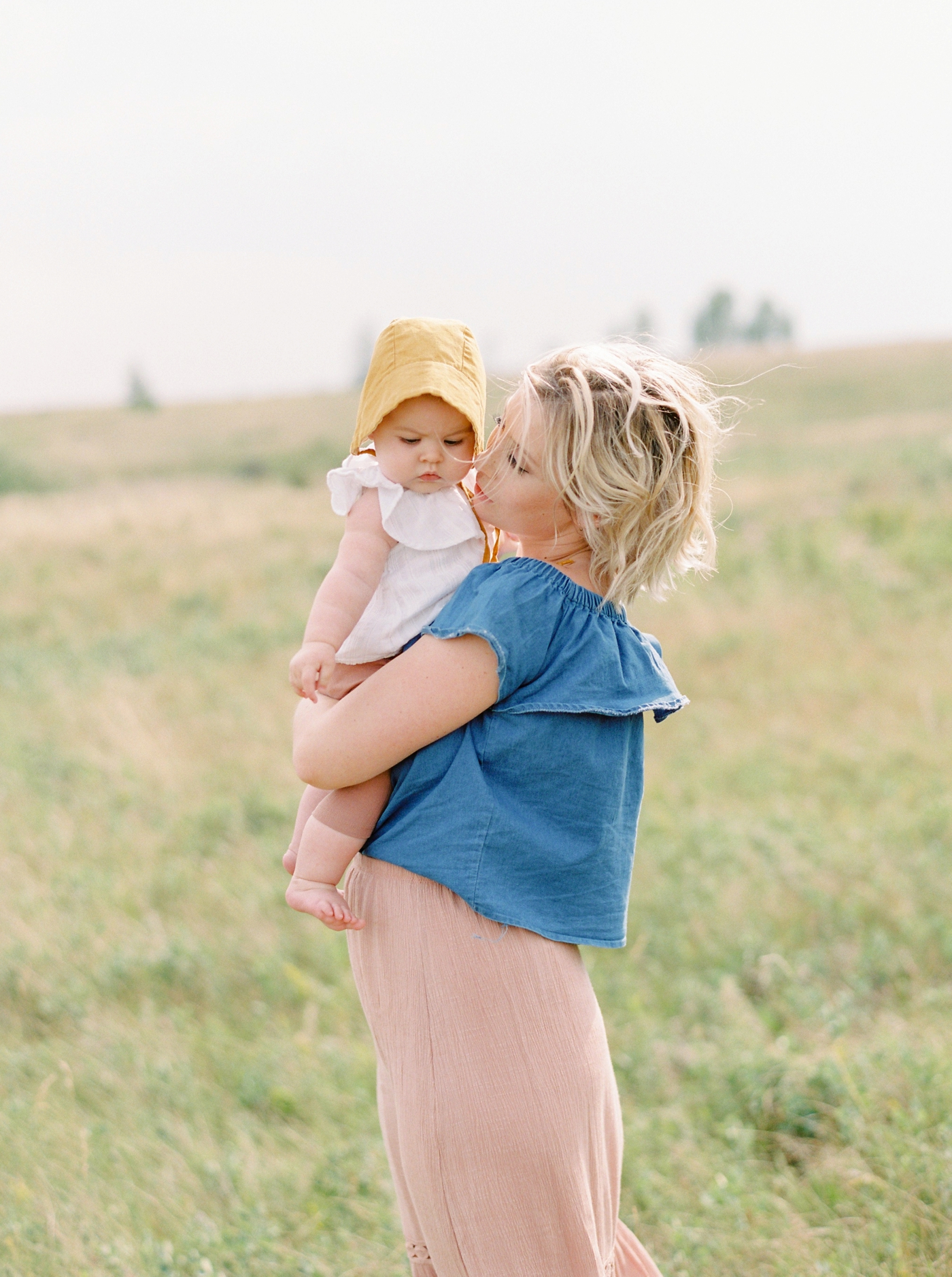 calgary family photographers | mini session family photos summer | family photos outfit inspiration what to wear | justine milton fine art film photography