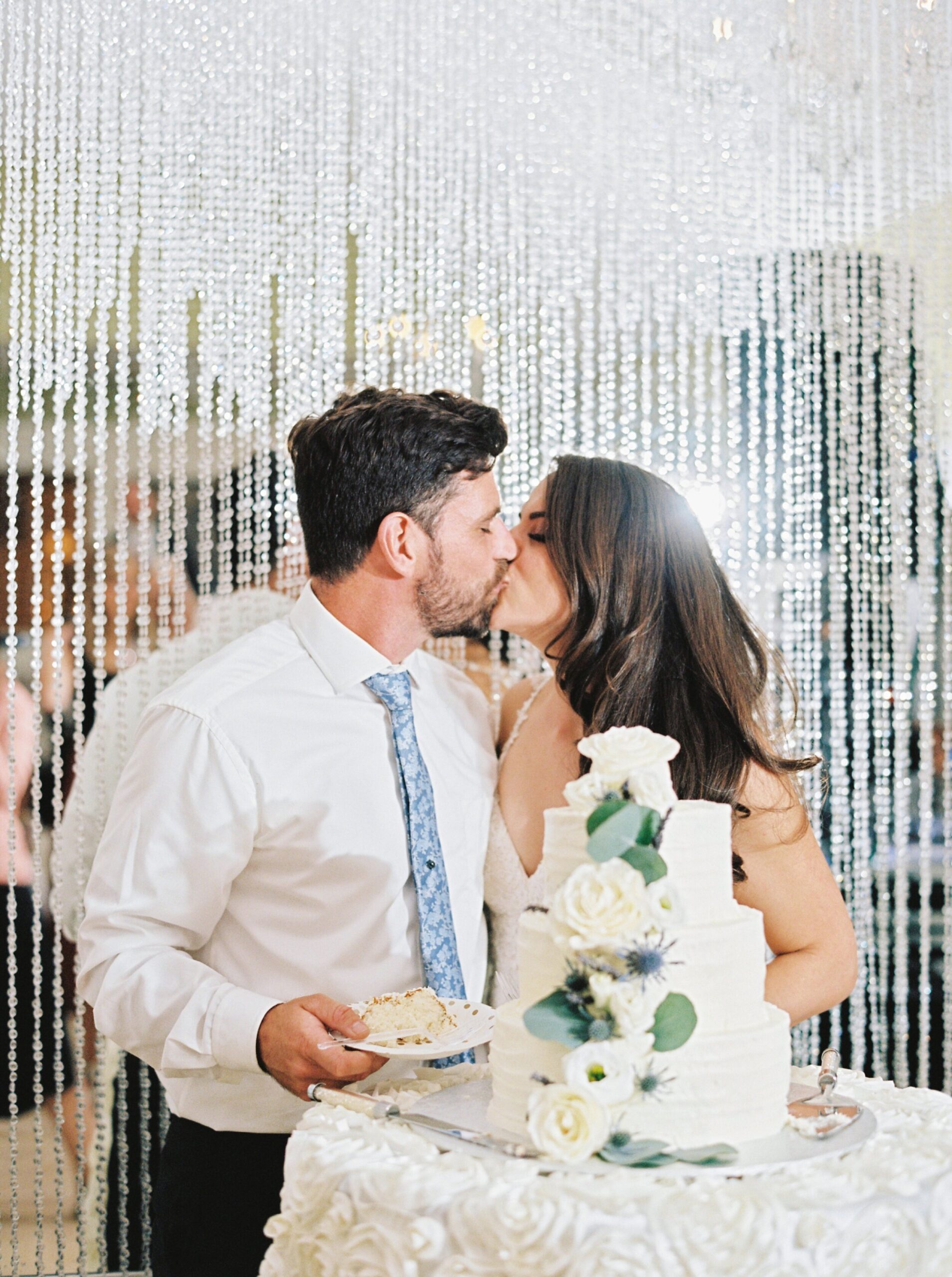  kelowna wedding photographer | wedding reception bride and groom cutting the cake | fine art film photographer justine milton photography 