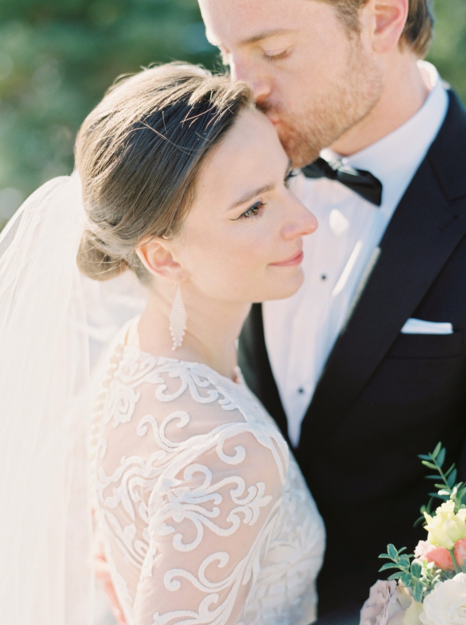  Bride and groom pose ideas | winter wedding |long sleeve lace wedding dress inspiration | banff springs wedding photographer 