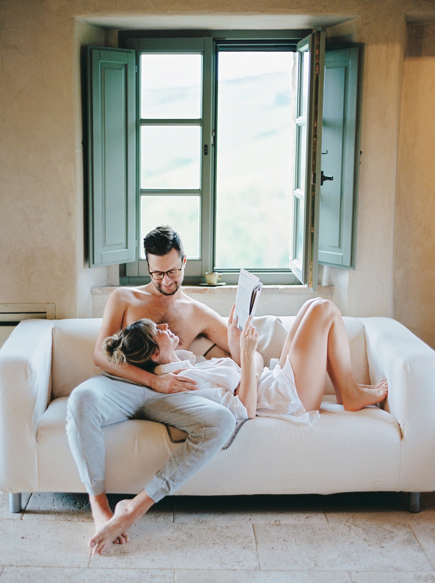 In home lifestyle session | Luxury villa in tuscany italy | fine art film wedding photographer justine milton | travel and fashion blogger
