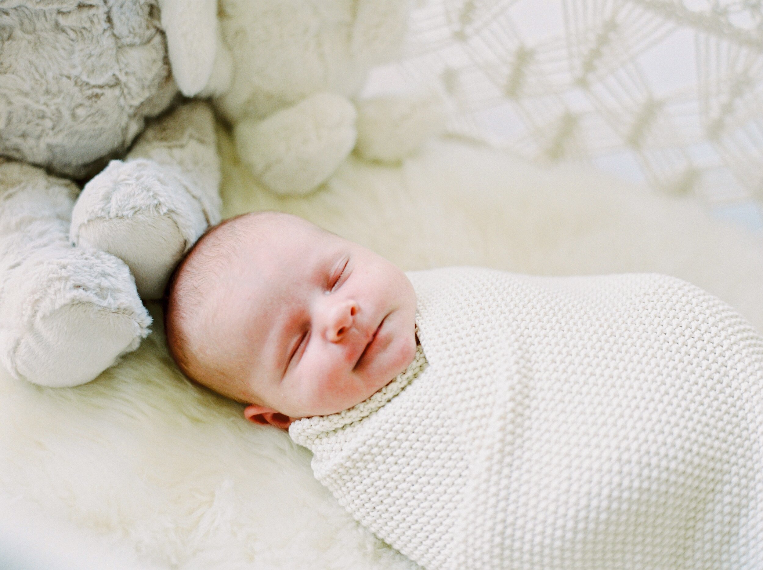  in home lifestyle newborn session | best newborn photographers in calgary | calgary family photography | fine art film Justine Milton 
