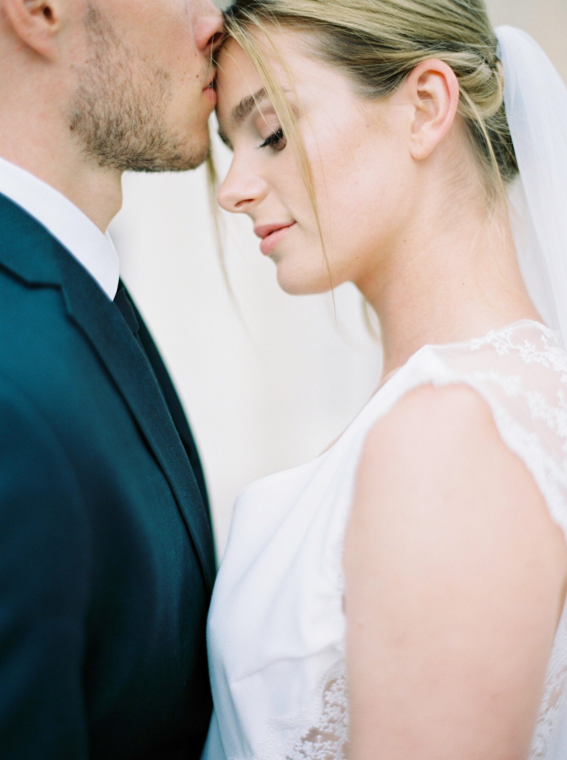  bride and groom portrait ideas | Chateau wedding | Paris wedding photographer | fine art film photographer 