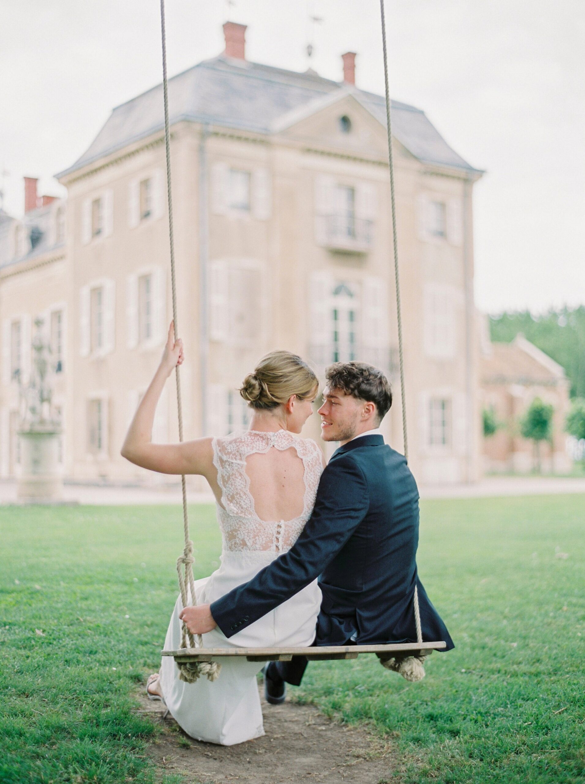  bride and groom pose ideas on a tree swing at french Chateau wedding | Paris wedding photographer | fine art film photographer 