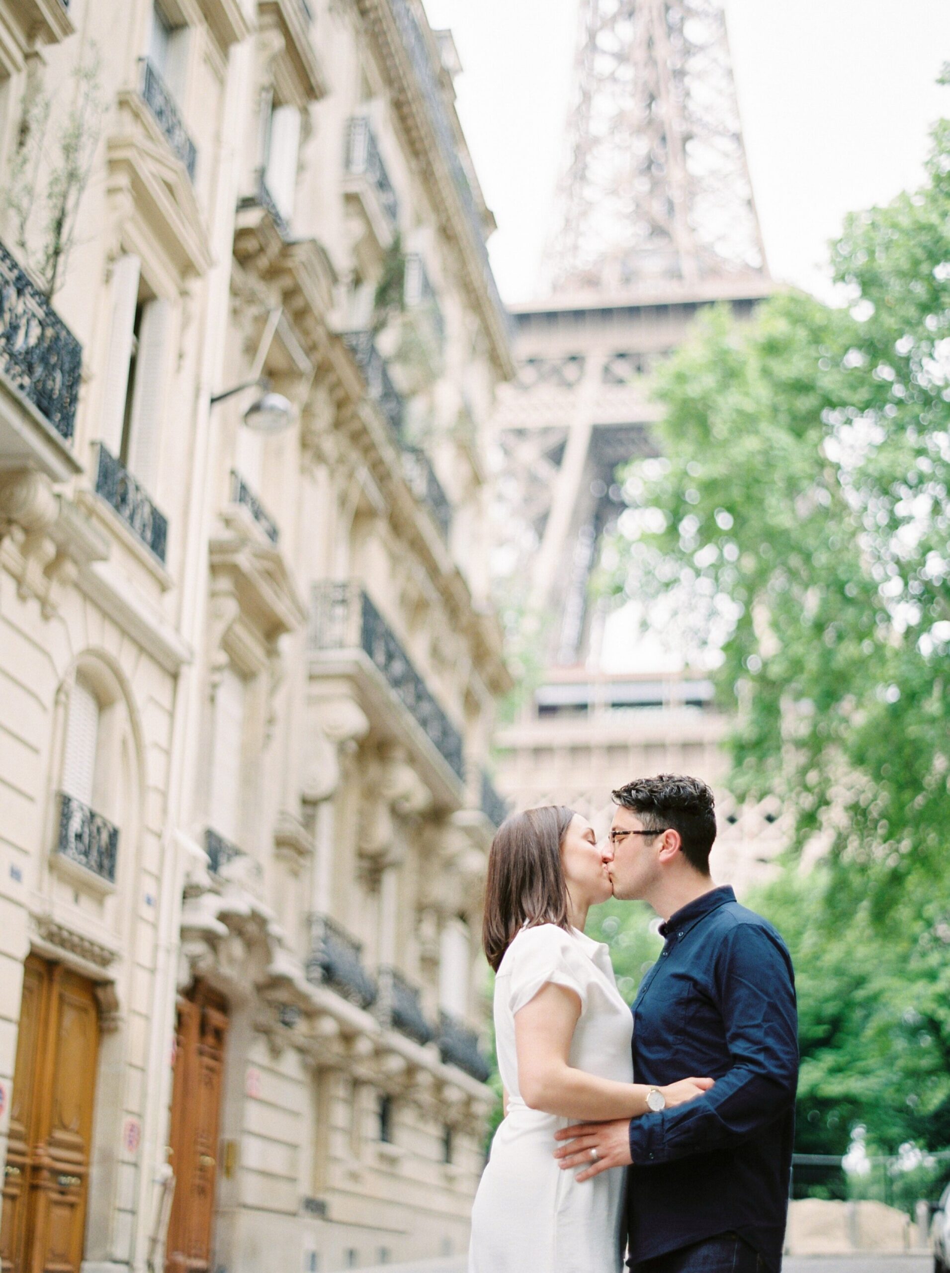  Paris anniversary couples session | couples pose ideas | fine art film paris wedding photographer Justine Milton 