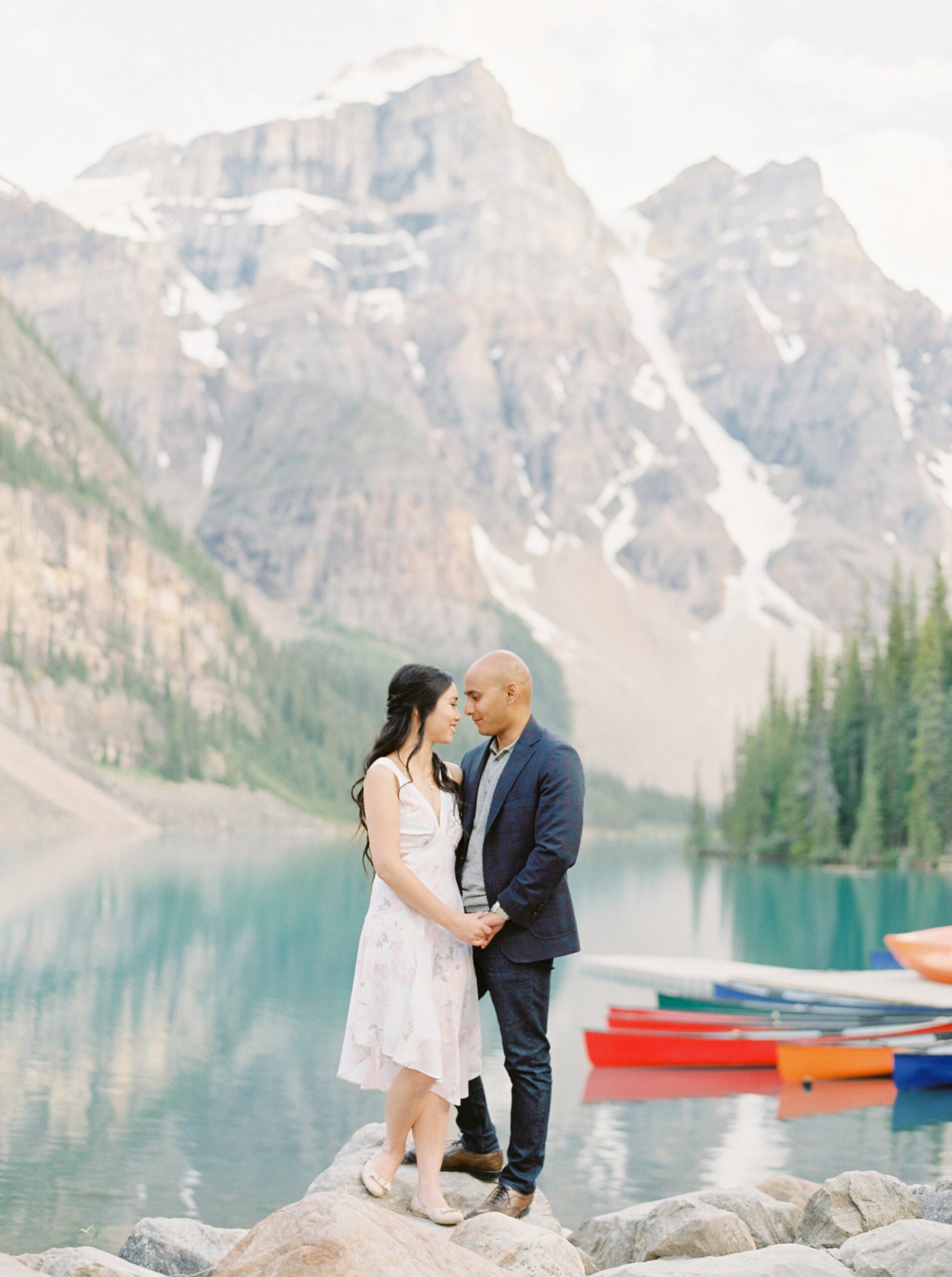 couples session at moraine lake in banff 