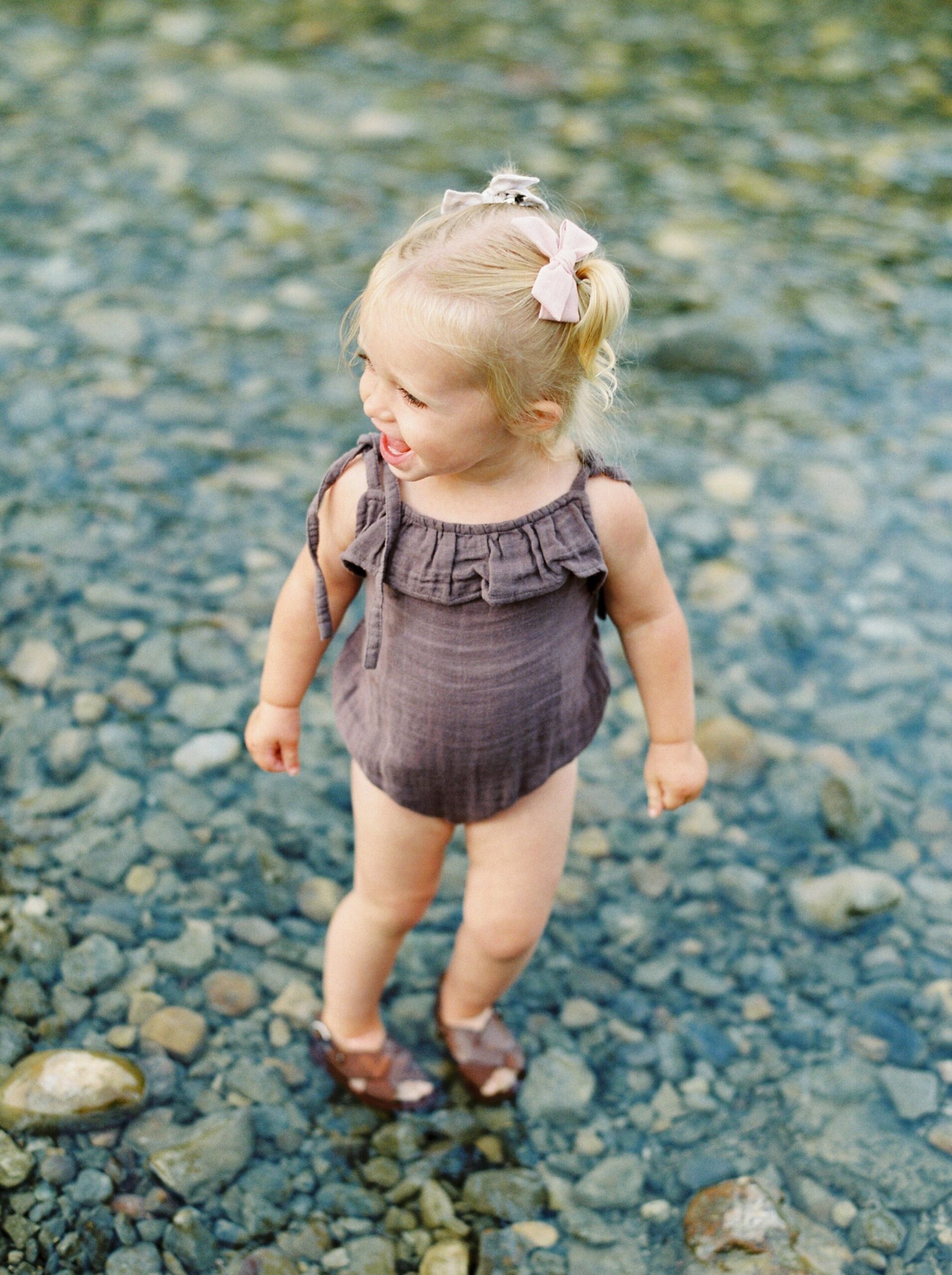  Maternity session outfit ideas | beach maternity photo shoot | calgary maternity family photographers 