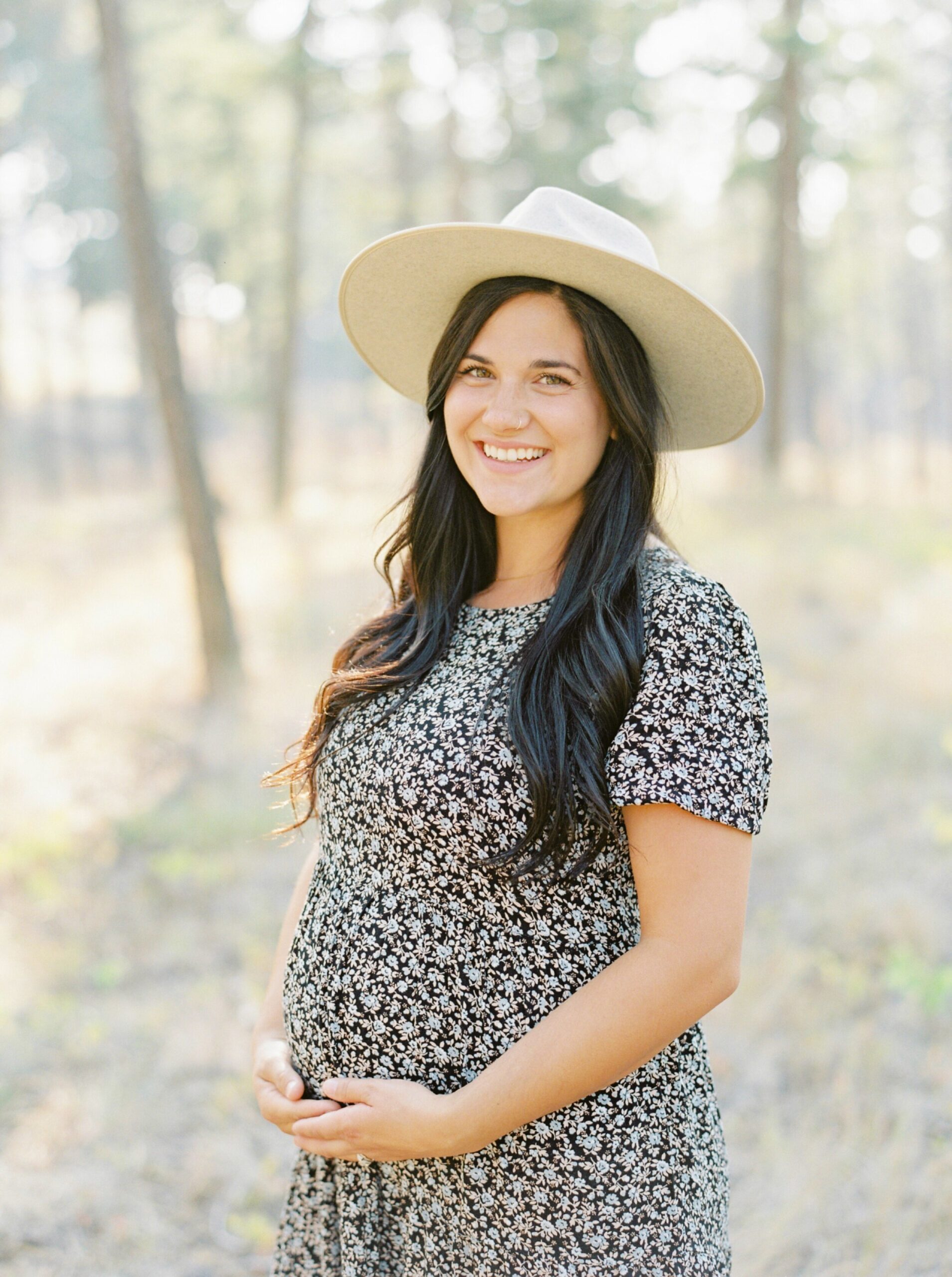  maternity session pose ideas | outfit suggestions for photo shoots | maternity family session | Calgary maternity photographer | Justine milton 