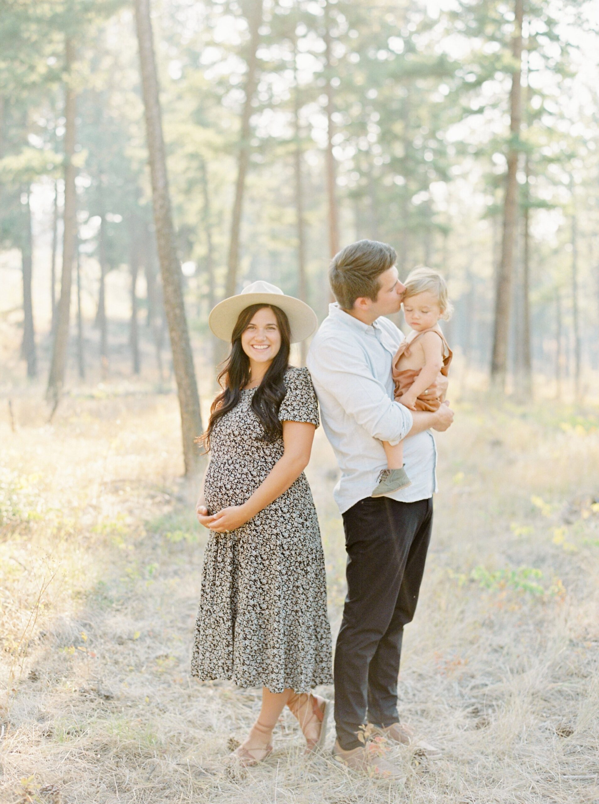  maternity session pose ideas | outfit suggestions for photo shoots | maternity family session | Calgary maternity photographer | Justine milton 