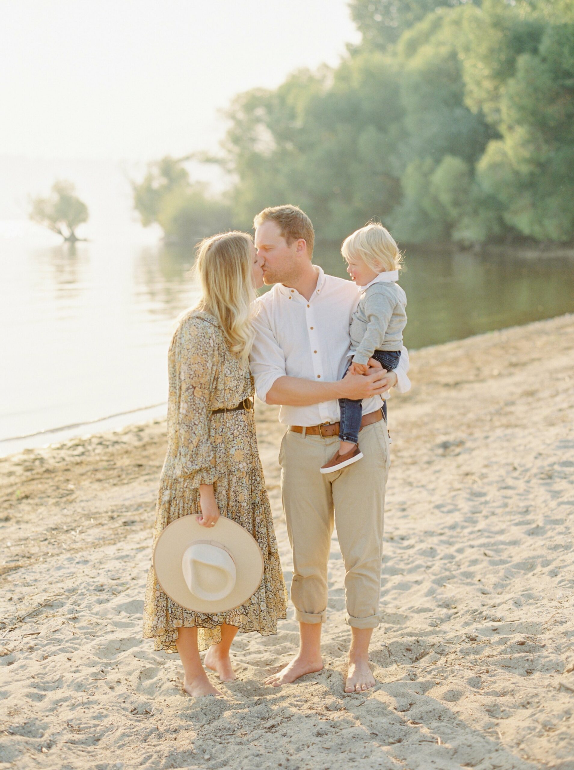  family photo shoot outfit ideas | beach family session | best family maternity photographers in calgary | kelowna family 