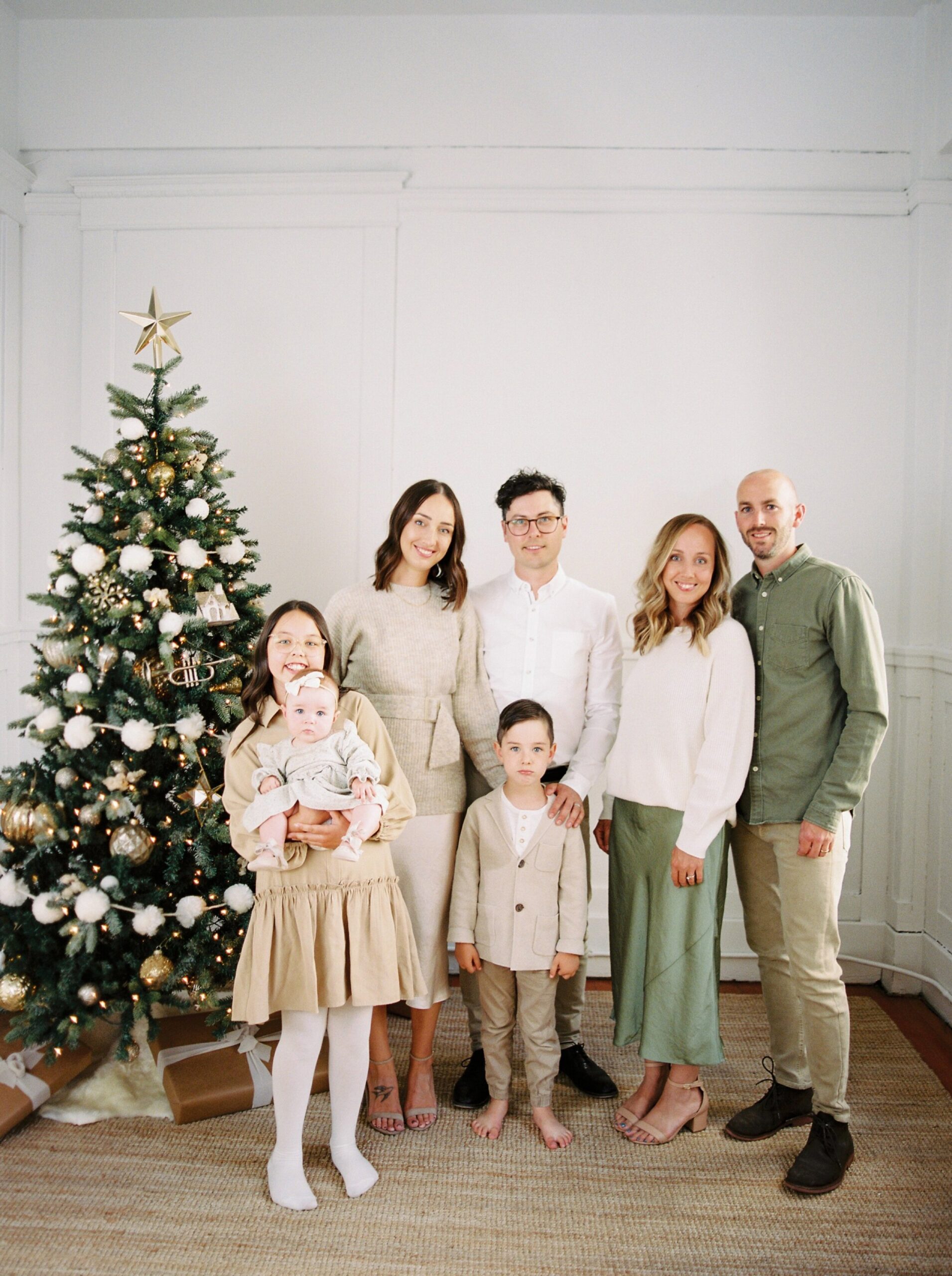  beautiful christmas holiday card photo set up | neutral holiday photos | calgary christmas mini session 
