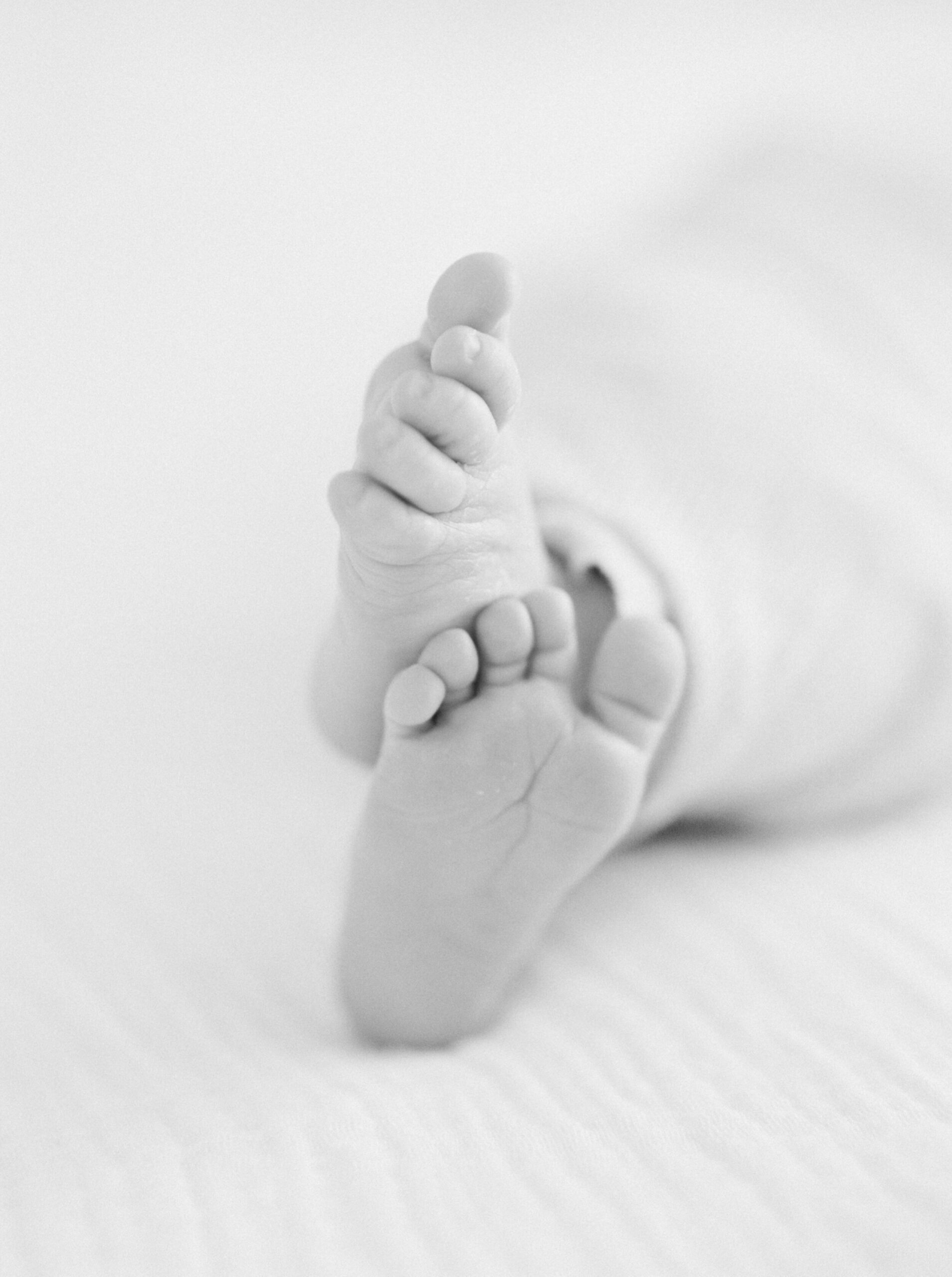  newborn photographers | best newborn baby photographer in calgary | in home lifestyle sessoin | newborn photography on film 