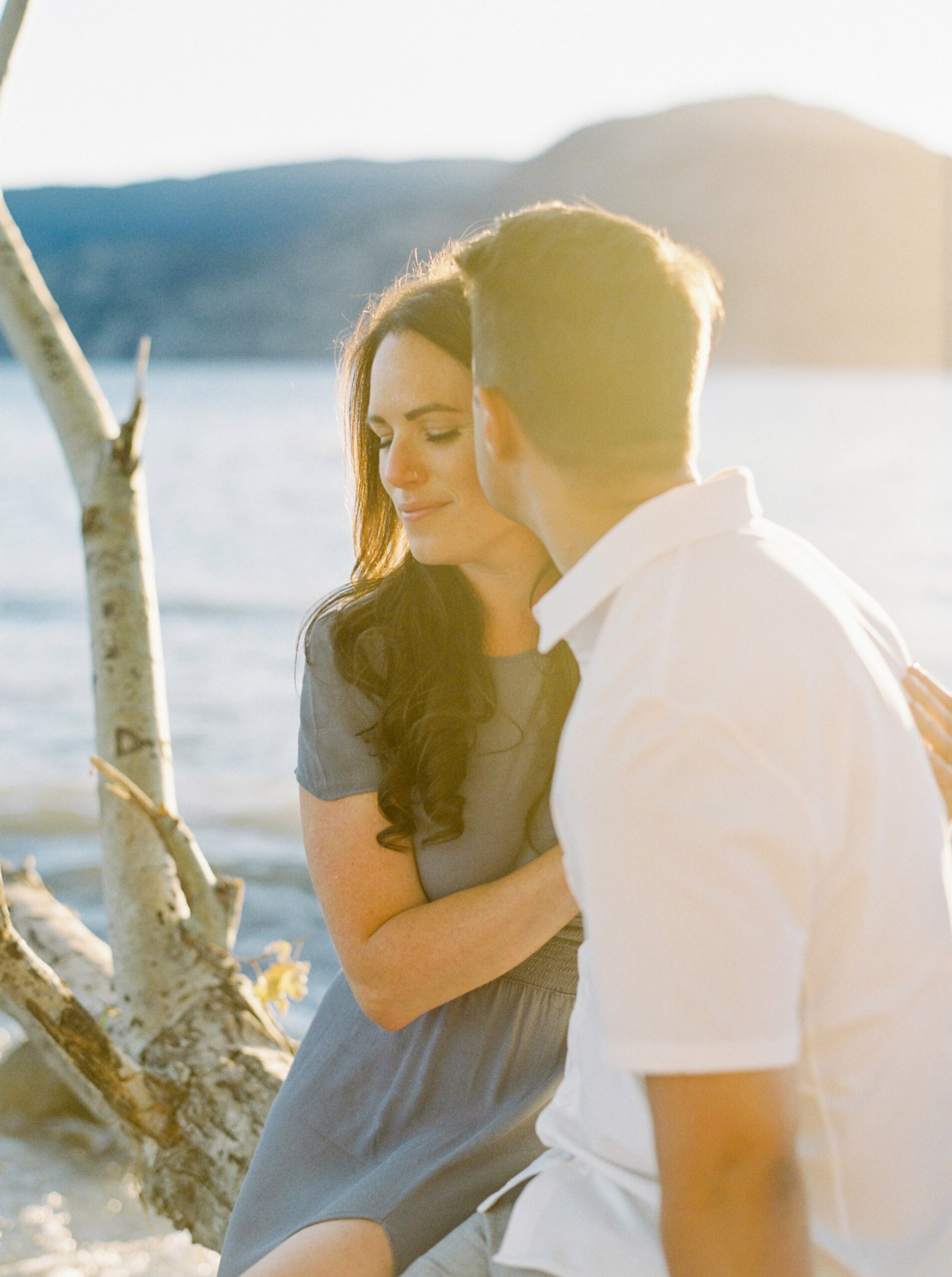  beach session at sunset in kelowna okanagan penticton vineyard on the naramata bench | summer engagement session | outfit ideas for couples photos | film photographer Jusitne Milton 