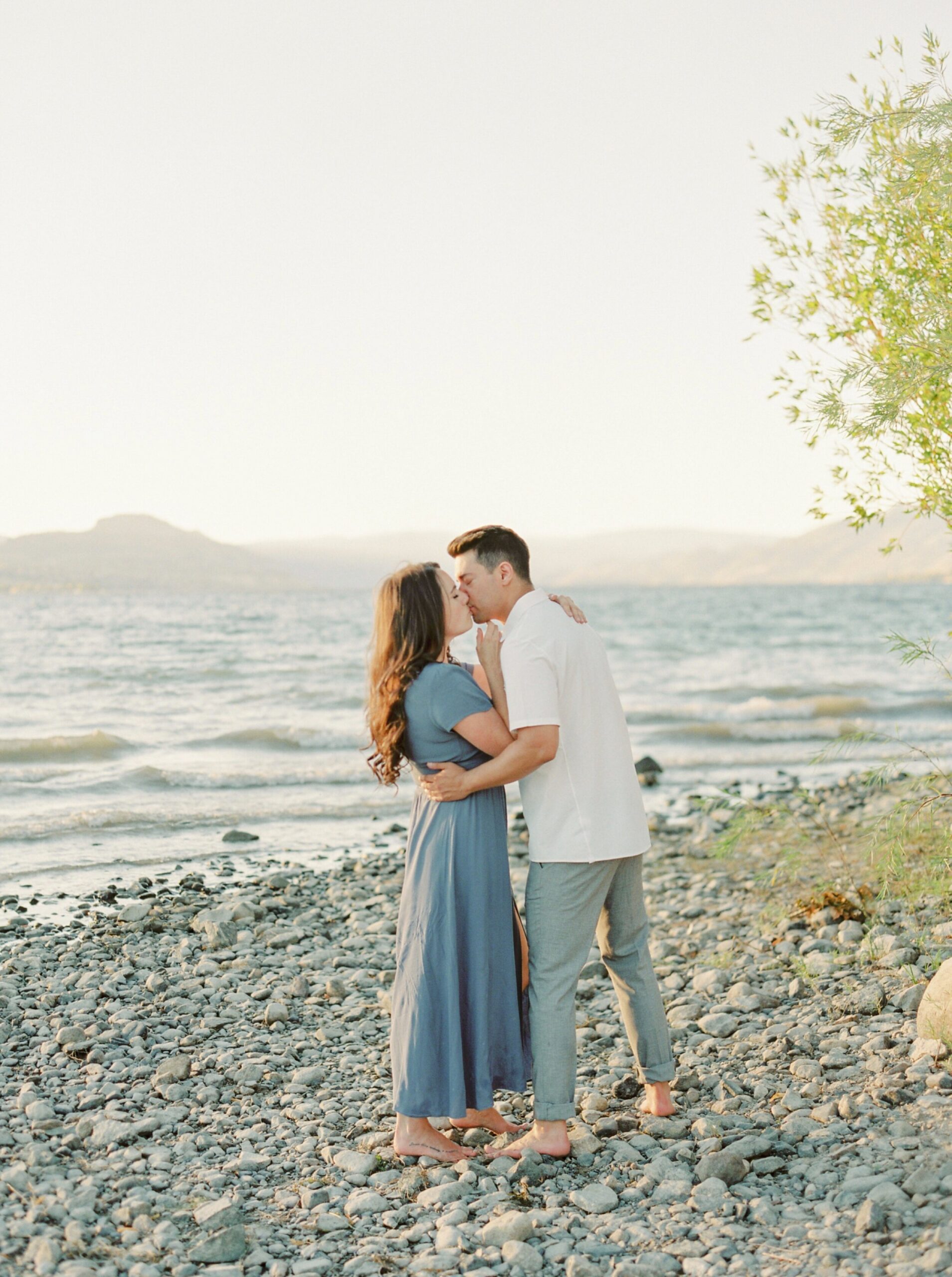  beach session at sunset in kelowna okanagan penticton vineyard on the naramata bench | summer engagement session | outfit ideas for couples photos | film photographer Jusitne Milton 