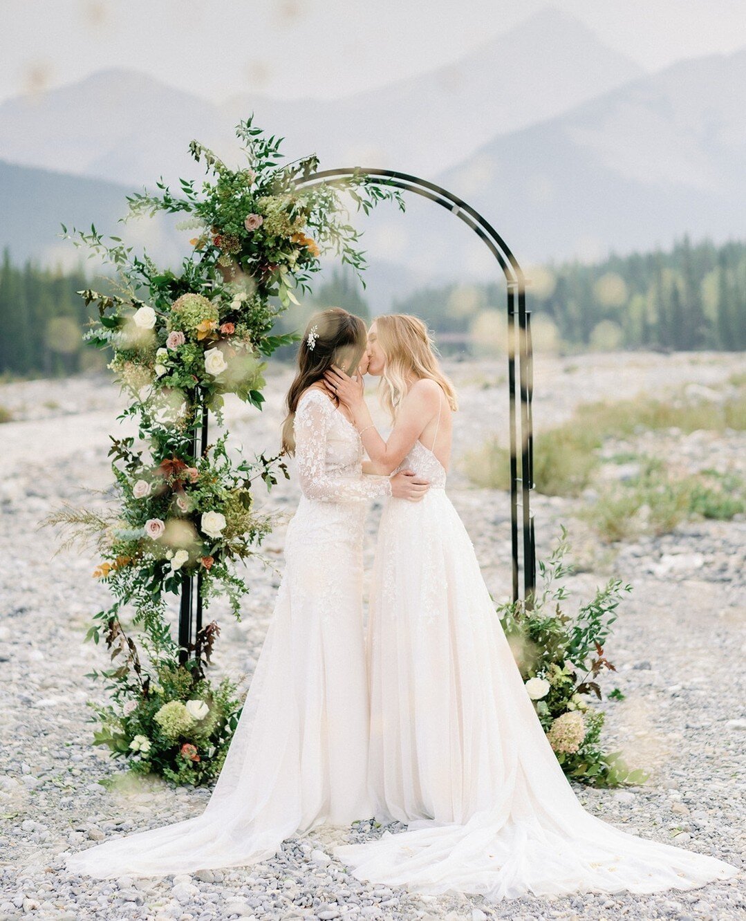 The mountain views at this ceremony location were just next level gorgeous. Covered in a thin layer of smoke, giving the location so much depth! It was a perfect day!⁠
I also like to do some artsy things and I love how the dried flower petals people 